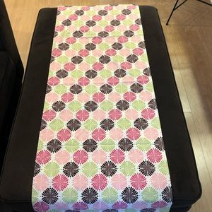 NWOT Geometric Flower Print Table Runner
